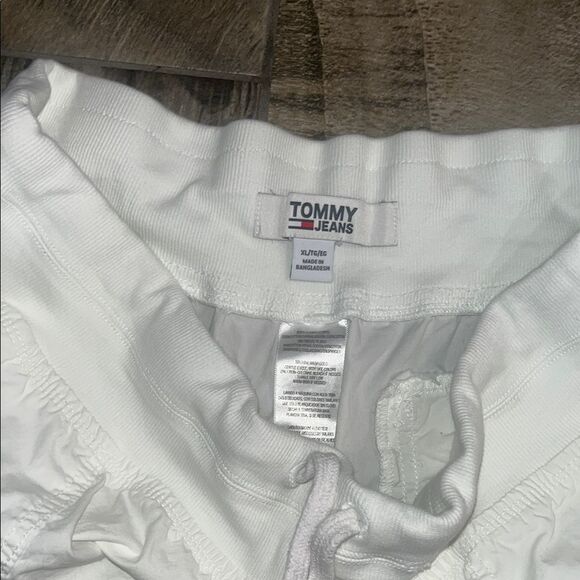 Tommy Hilfiger White Bermuda Shorts with Drawstring Waist - Picture 3 of 6